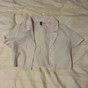 Kortärmad och ganska kort skjorta/tröja. Storlek S från HM. Använd ett par gånger, men har inte kommit till användning det senaste. Sitter superfint men passar inte in i min stil längre 