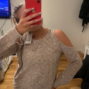 Tröja utan axlar  - Fett cool tröja som är ny aldrig använd, hål på axlarna 💃🏼 