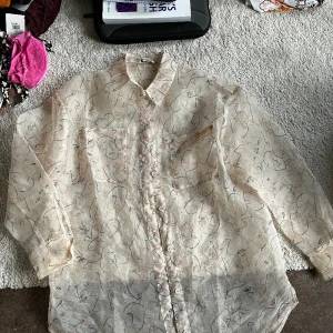 Genomskinlig skjorta - En mesh skjorta från Monki. Mönster med ansikten. Beige. Använd väldigt få gånger. Storlek S. Tveka inte att höra av dig om du har några frågor eller vill ha fler bilder.
