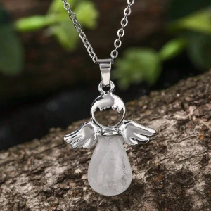 Ängel halsband, vit Sten Kristall - Fakta om stenen: ”Vita kristaller är kända för att öka renhet och klarhet. De kan hjälpa till att öka medvetandet och är också förknippade med andlighet och själslig utveckling.” Höjd ca 3.3cm, bredd ca 2.7cm