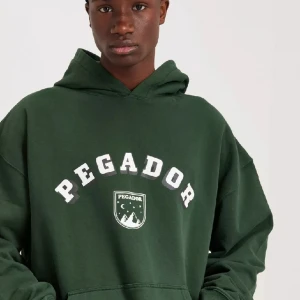 Oanvänd Pegador hoodie L - Helt oanvänd Pegador Hoodie i storlek L. Finns även i mörkblå. Ordinarie pris/ köpt för: 899kr Säljer för 400kr