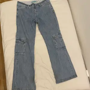 Fina jeans! Har 2 fläckar (Se första bild) men skulle gissa på att dom går bort!