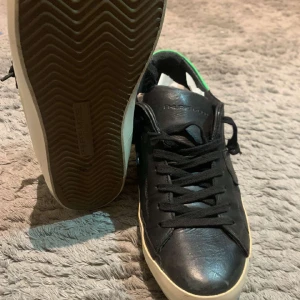 Wa Philippe Model  - Hej jag säljer mina super fräscha Philippe model skor, de är använda fåtal gånger och är i suveränt skick. Hör av er vid frågor / funderingar 🙏