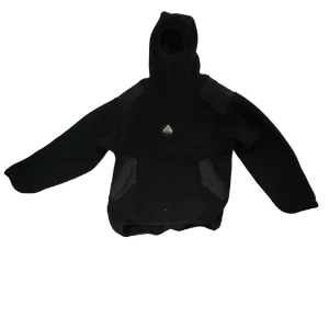 Nike acg ninja fleece - Bra skick, knappt använd perfekt Jacka för våren. Pris kan diskuteras😋😋😋😋