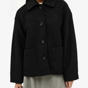 Svart kappa  - En jättefin kappa från Monki som tyvärr inte kommer till andvändning💓 