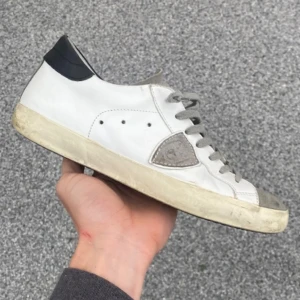 Philippe model - Säljer ett par feta Philippe model i storlek 41, cond 9/10. Tillkommer endast skor. Rengörs innan frakt!