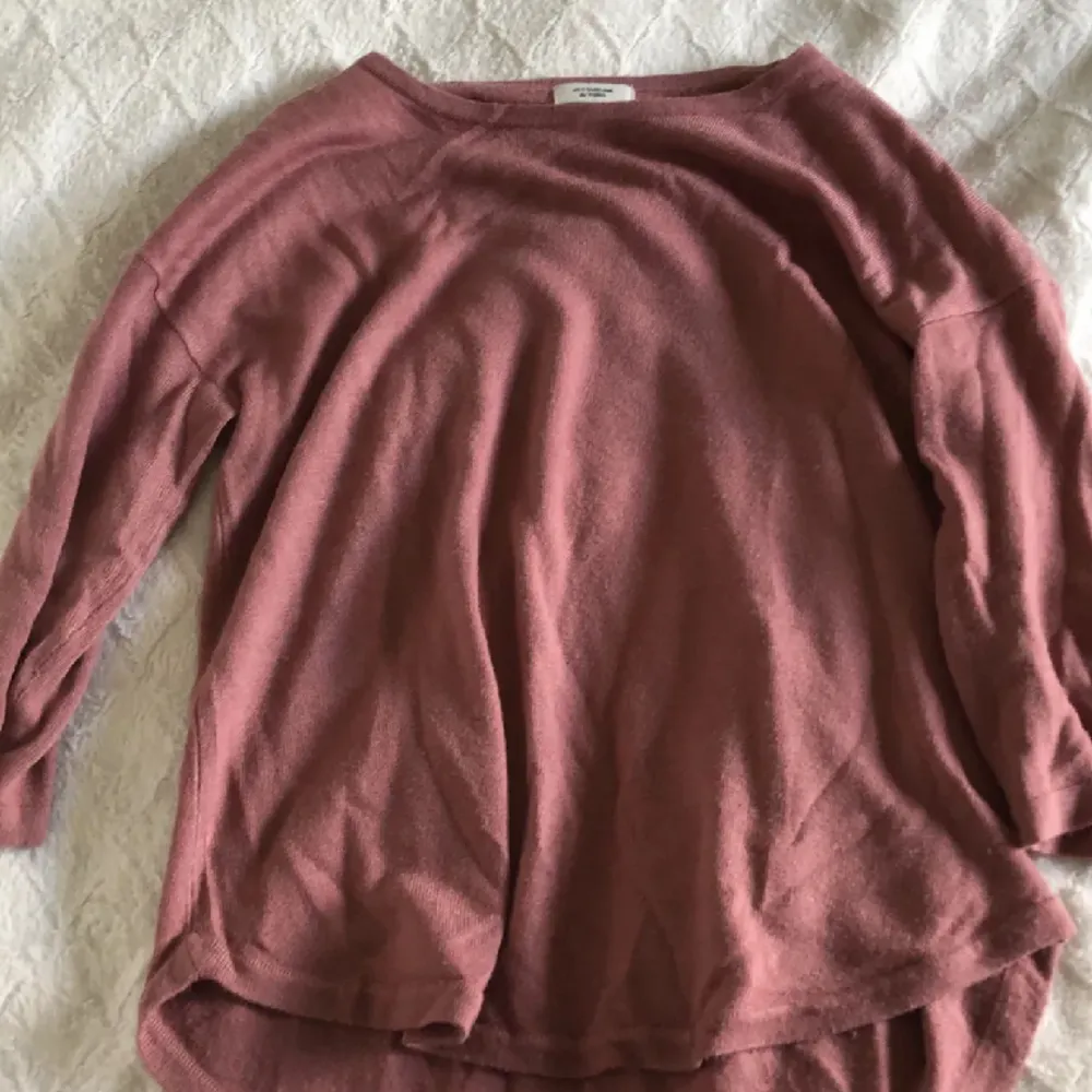 Stickad tröja från Vero Moda i en lila nyans. Använd sällan.. Tröjor & Koftor.