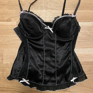 Korsett topp med rosetter och medh - Sååå snygg korsett topp❤️Passar XS-M