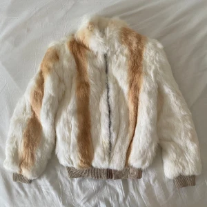 Supersnygg jacka i ÄKTA päls  - Så underbar jacka men passar inte mig!  Står storlek 14, är osäker på vilken skala och den passar ungefär storlek XS. Luktar ”lite vintage” men mycket bra skick, inga defekter 💋