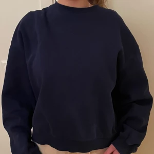 Tröja - Köpt på Weekday, riktigt bra kvalité. Tveka inte att höra av dig ang fler bilder! Pris kan diskuteras!