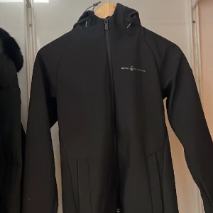 Sail racing jacka  - Använd endast en gång, köpte den för 1200 kr från kids brand store, liten på mig därav säljer jag den 