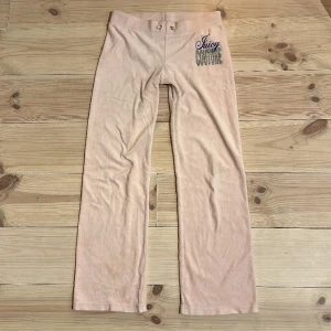 Vintage juicy couture byxor  - Lågmidjade flared och mycket vintage juicy couture byxor i ljusrosa mjukis tyg! Suuuper fin pass form och i mycket fint skick! Midjemått: 34,5cm. Innerbenslängd: 65,5cm!