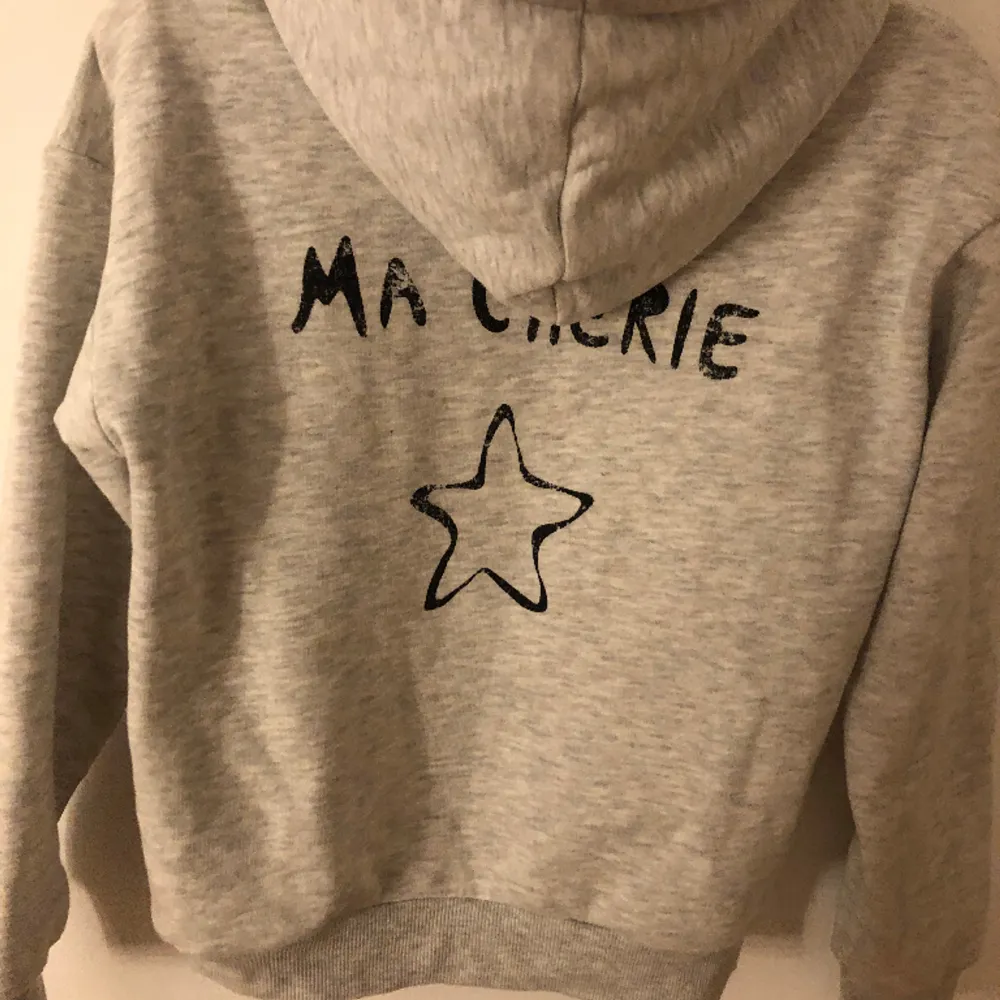 En Ma cheri hoodie från Gina Young i storlek 134-140. Aldrig använd  . Hoodies.