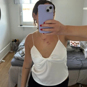 Vitt satin linne - Super gulligt vitt satin linne. Perfekt till sommaren :) oanvänt🤗