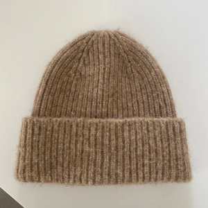 Mössa från & other stories - Aldrig använd! Materialet är mohair och ull och den är från & other stories! 