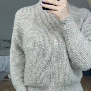 Stickad tröja från Gina Tricot, strl XS - Superskön stickad tröja ifrån Gina Tricot! Tröjan är i strl XS, men passar även S! Den har även lite skimmer i sig (se bild 3)!