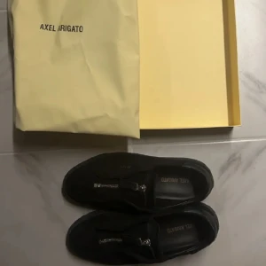 Arigato skor storlek 43 - Anfväbda 3-4 gånger mockan är helt ny , köptes i nk för 2600 .