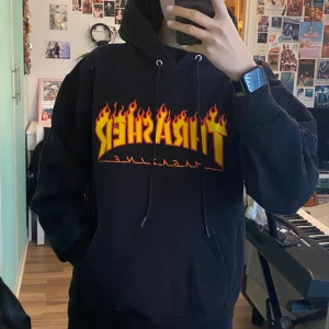 Thrasher hoodie (Junkyard) - Thrasher hoodie, mycket bra skick, storlek S (36-38). Original pris 749kr :)