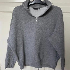Grå Half Zip  - Hej säljer en grå Half zip från ASOS, den är slapp nere vid midjan spännet finns inte. Fraktar gärna, finns och hämta i Bollebygd annars!