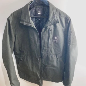 G-Star Raw  - Tja. Säljer en G-Star jacka i bra skick. Inga skador. Ny pris ligger runt 2000kr. Skriv privat för fler bilder eller frågor. 