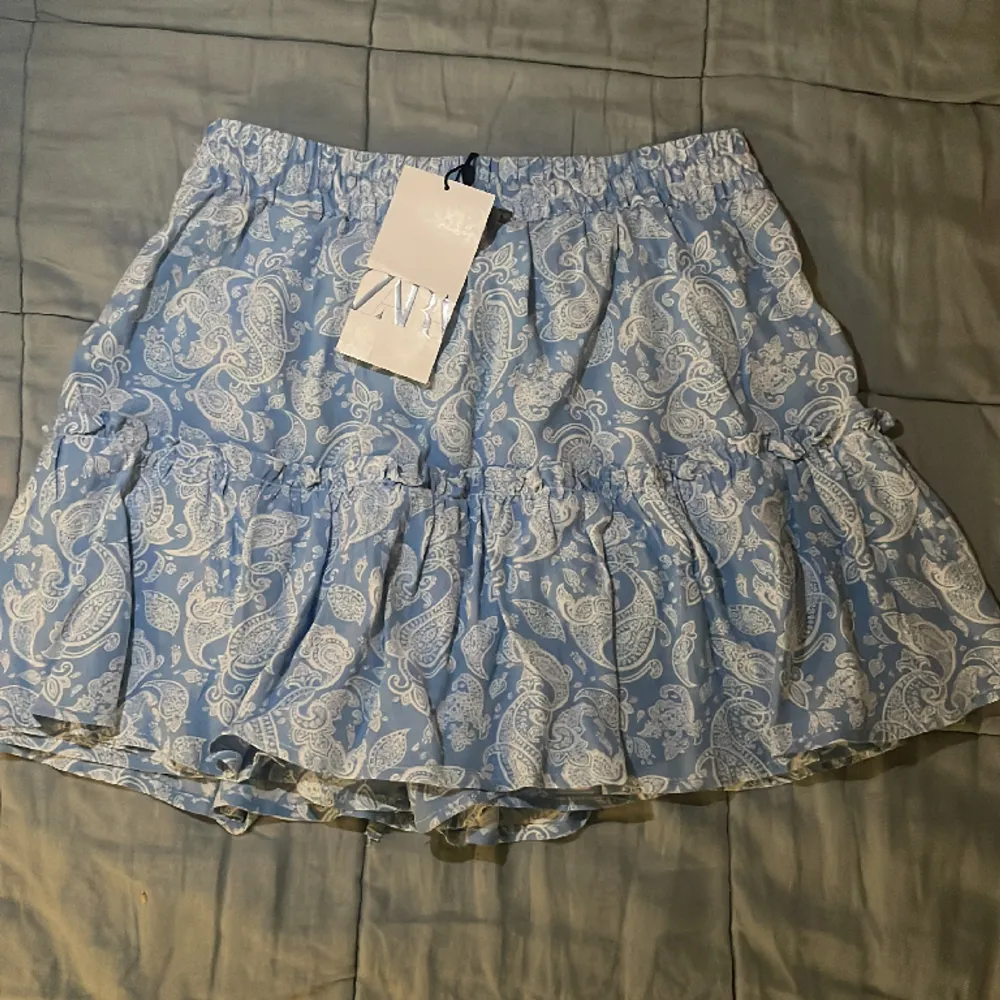 Super fin mönstrad kjol från zara med inbyggda shorts! 🤩Endast prövad med prislappen på. 200 kr plus frakt ❤️. Kjolar.