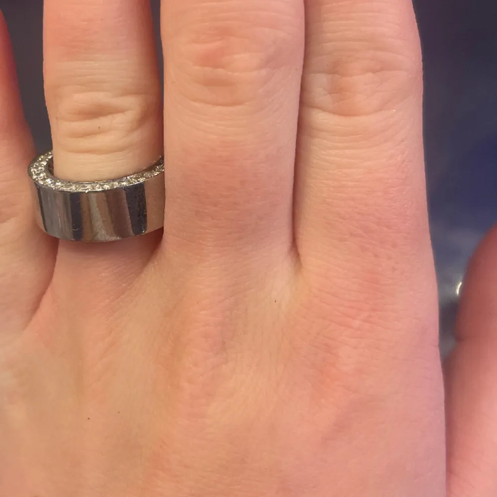 Denna ring är köpt från Edblad och är i bra skick❤️ skriv privat för frågor. Accessoarer.