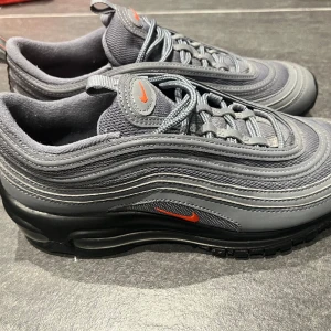 Air Max 97 Nike - Använd 1 gång. Storlek 39. Funkar för både män och kvinnor 