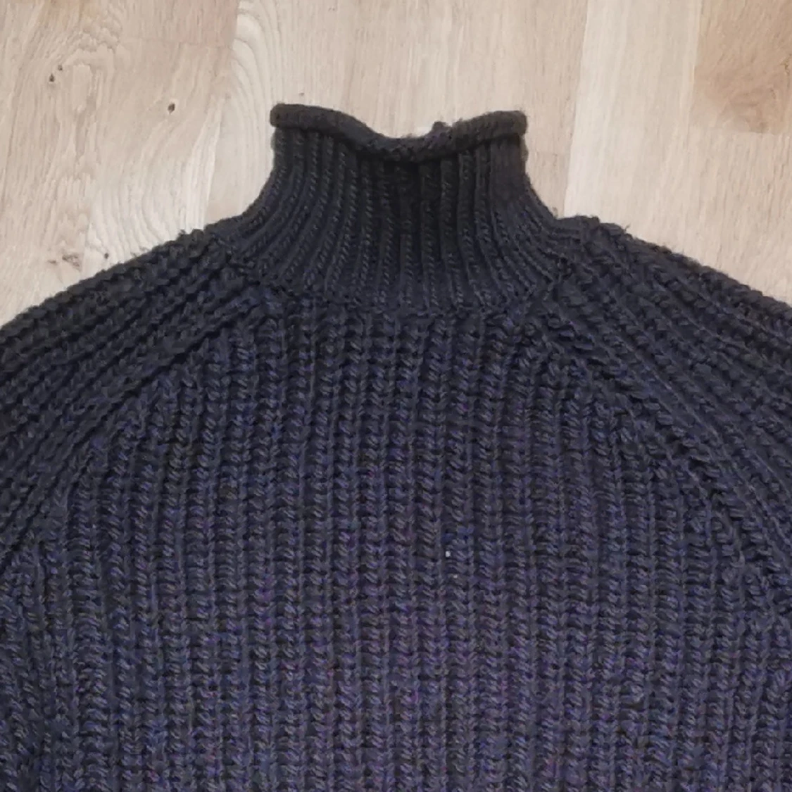 H&M stickat tröja med turtelneck. - 91