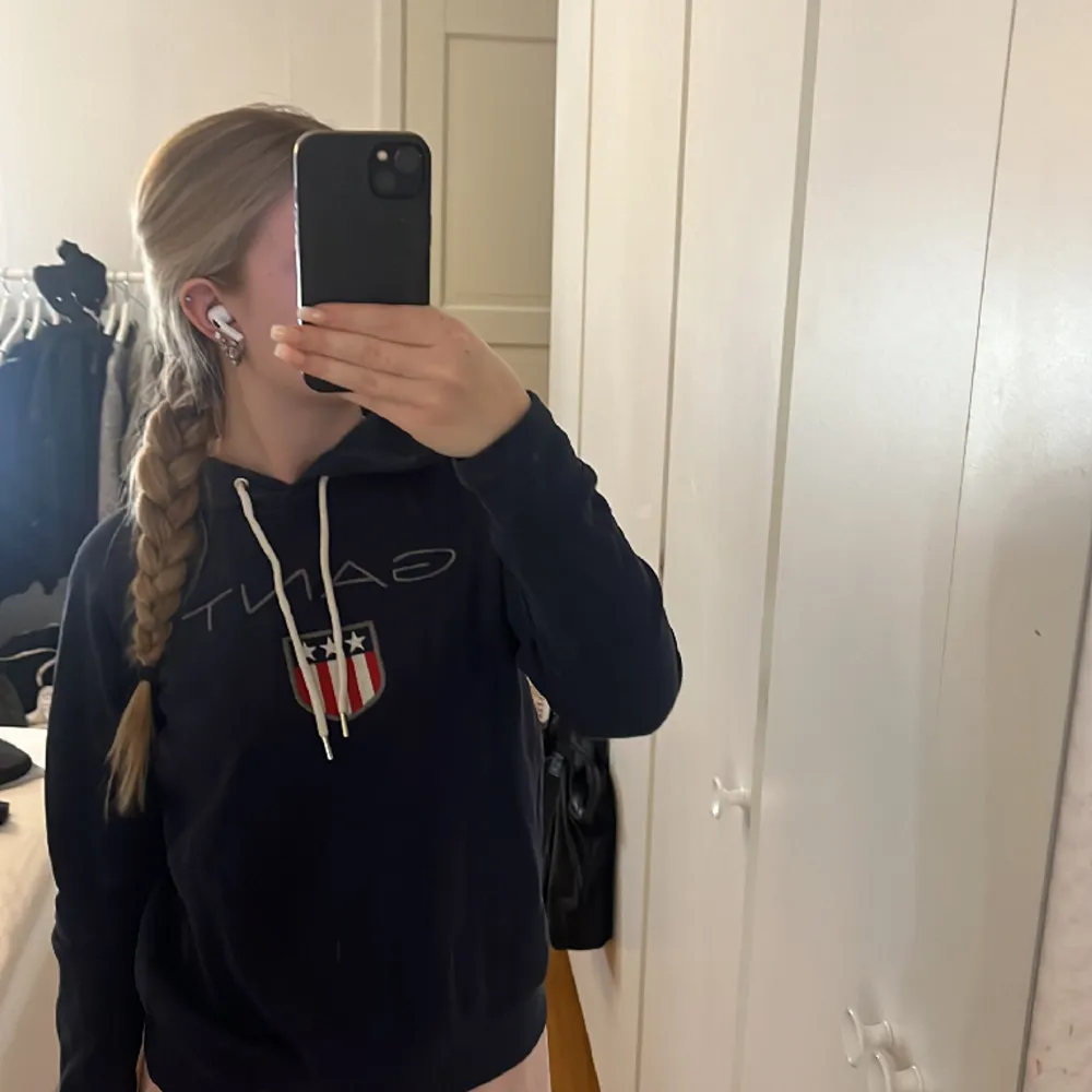 Detta är en gant hoodie som är ganska använd men är i bra skick, används inte längre (den är mörkblå). Hoodies.