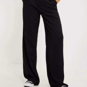 Kostymbyxor  - Ett par kostymbyxor från Nelly som jag köpte för ett tag sedan men endast använt 2 gånger eftersom jag har andra jag gillar bättre.  Dom är i nyskick så inget slitage finns.  Egna bilder kan skickas vid intresse.  Nypris 500kr