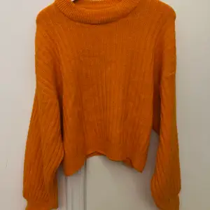 orange mysig tröja från Gina Tricot. använt fåtal gånger och är fortfarande jättefin och skön. inte nopprig eller så. färgen är lite mer stark i verkligheten! nästan neon! inga defekter eller fläckar! 🧡