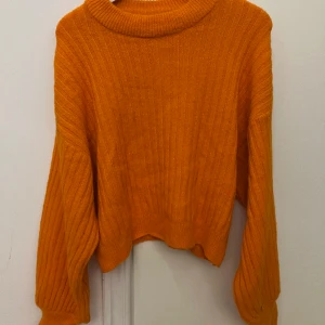 Stickad tröja  - orange mysig tröja från Gina Tricot. använt fåtal gånger och är fortfarande jättefin och skön. inte nopprig eller så. färgen är lite mer stark i verkligheten! nästan neon! inga defekter eller fläckar! 🧡