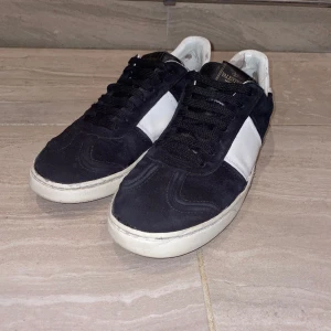 Valentino flycrews - Ett par valentino flycrews i gott skick skorna är köpta här på plick för 3700 säljer pga att dom va för små. Skorna saknar några nitar men annars finns knappt några defekter. Vid frågor och funderingar är det bara och höra av sig👍 pris går att diskut