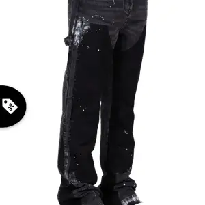 Oanvända jeans från reputation studios bra skick ny pris 109 dollar vilket motsvarar över 1200 kr 
