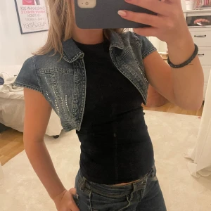 JEANS BOLERO - AS SNYGG JEANS BOLERO MED DIAMANTER !!!🔥🔥🔥🔥