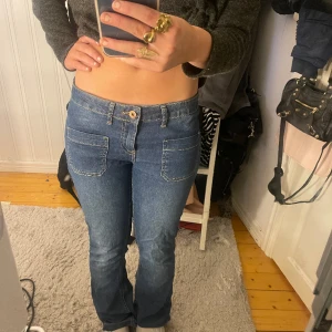 Mörkblåa lågmidjade jeans  - Säljer nu ett par skit snygga mörkblåa lågmidjade bootcut jeans som jag köpt secondhand. Säljer då dem är lite för stora på mig 💞💞 