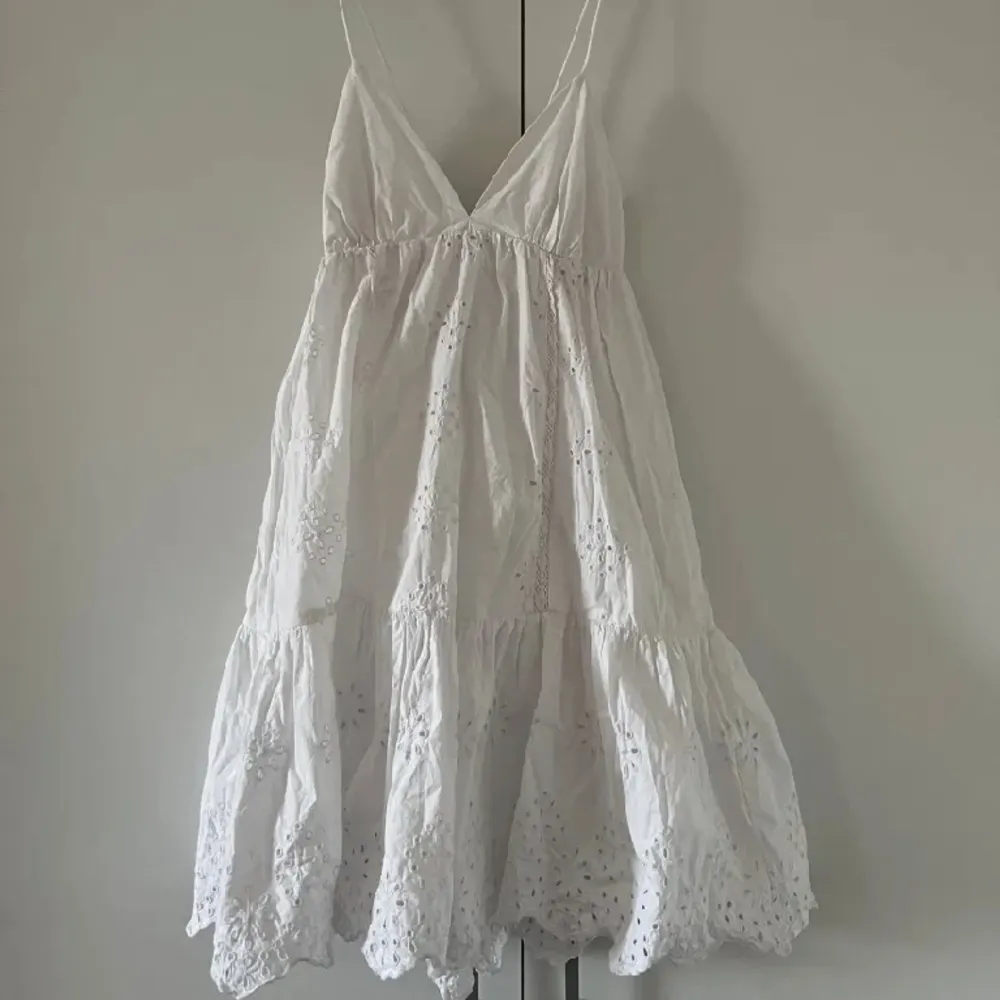 Superfin klänning från Zara som ej säljs längre! Perfekt för student och sommaren  (lägger upp igen pga oseriösa köpare). Klänningar.