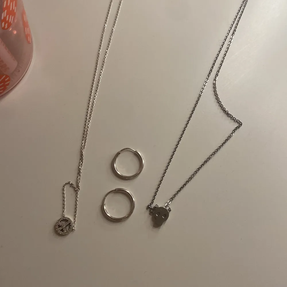 Basic och söta silver ringar. Väldigt fint att kombinera med halsbanden! . Accessoarer.