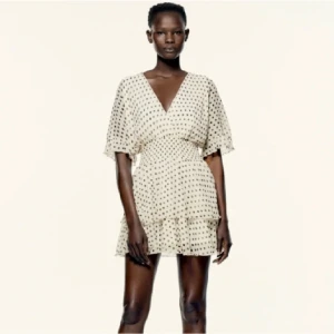 Zara klänning - Prickig zara klänning i bra skick!