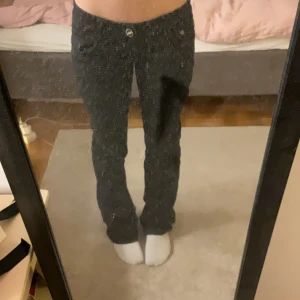 Snygga jeans - Säljer dessa svarta bootcut jeans som är köpta second hand men väldigt fint skick! Skriv för fler bilder frågor osv.❤️(Förlåt för oerhört oren spegel!)