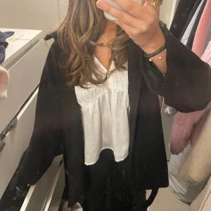 Kort kappa - Säljer denna superfina korta kappa då den inte kommer till användning längre. Använd några gånger förra hösten men det finns inga defekter. Köparen står för frakten💕