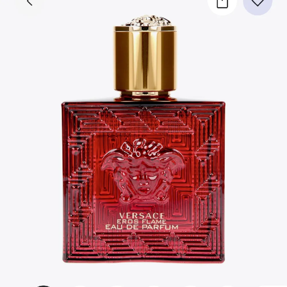 Hej jag säljer denna versace parfym jag köpte till min kille i julklapp, det var fel parfym och gick ej att retunera. Den är oöppnad och fortfarande iplastad i förpacklingen, den är köpt för 850kr men säljer den för 750kr😊. Övrigt.