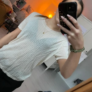 T-shirt!!! - Så fin men kommer tyvärr inte till användning!! Har en lite fläck men den syns inte och går säkert bort i tvätten!!! Fläcken ser du på sista bilden💗