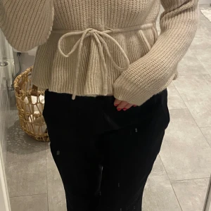 Stickad med volang - Såååå söt stickad som är använd 1 gång. V-ringad och knytning i midjan.🎀 St XS Köparen står för frakten 📦