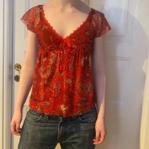 Mönstrad topp - Säljer min jättefina mönstrade topp/blus som är i perfekt skick! Den är köpt på plick och aldrig använd av mig eftersom den inte passade mig. 💕skriv om ni har några frågor 💘
