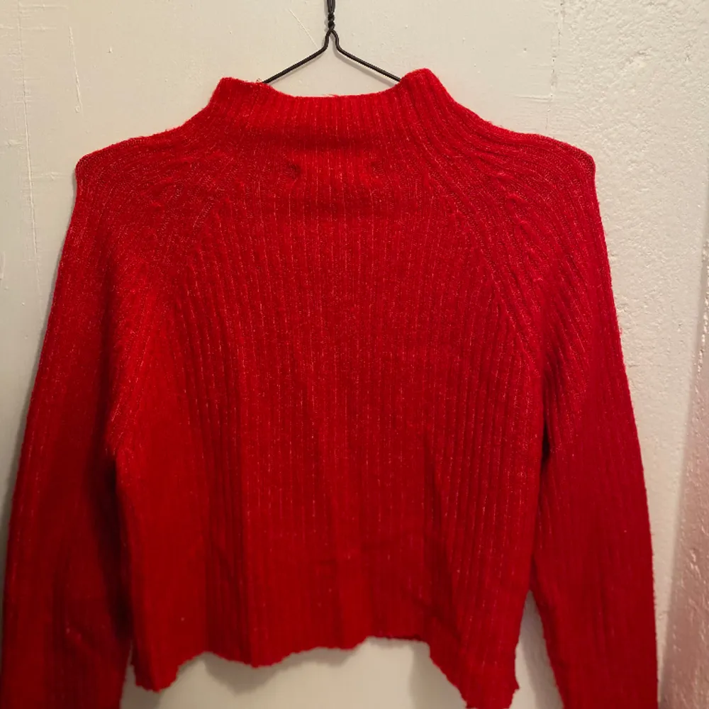 Röd tight tröja i storlek Xs från Amisu, passar mig som är S. Tröjan har inga skador. Kontakta mig om du ska köpa tröjan eller om du har frågor💛. Tröjor & Koftor.