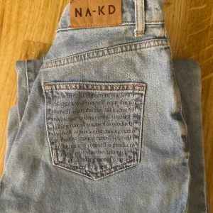 Högmidjade Na-Kd jeans  - Säljer dessa fina jeans eftersom dem inte passar mig längre. Dem är i super bra skick. Inga defekter på dem. Använda ett fåtal gånger men är som nya!