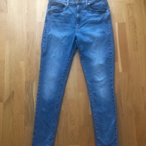 Levi’s jeans  - Använd men i bra sikt.  Storlek: W31 L30 
