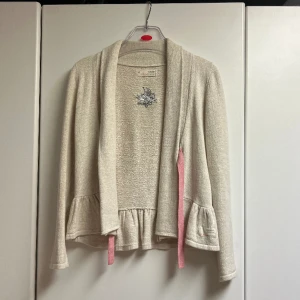 Odd molly kofta - Ljusbeige Odd Molly kofta med rosa band 💗Tjockare tyg som håller dig varm samtidigt som den ger en gullig look i det kallare vädret nu! 🫶🏻 Storlek 0 motsvarande XS 🩰Fint skick! ☺️