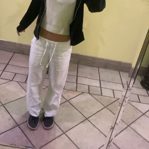 Linnebyxor - Jag säljer mina snygga low waist linne byxor från gina, as snygga till sommaren och våren som närmar sig!!💞💞 DM via fler bilder och frågor!💕💕